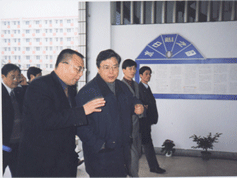 2002年省委书记张德江视察水中心