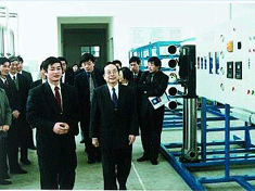 1999年4月全国人大常委副委员长蒋正华视察中心