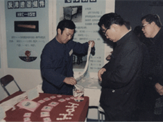 1985年李鹏总理视察水中心科研成果