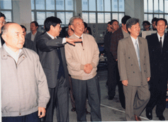 1998年11月全国人大常委会副委员长邹家华视察中心