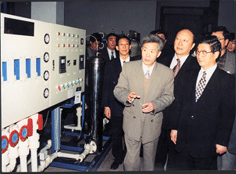 1997年7月13日中共中央总书记江泽民视察中心提供中南海供水装置